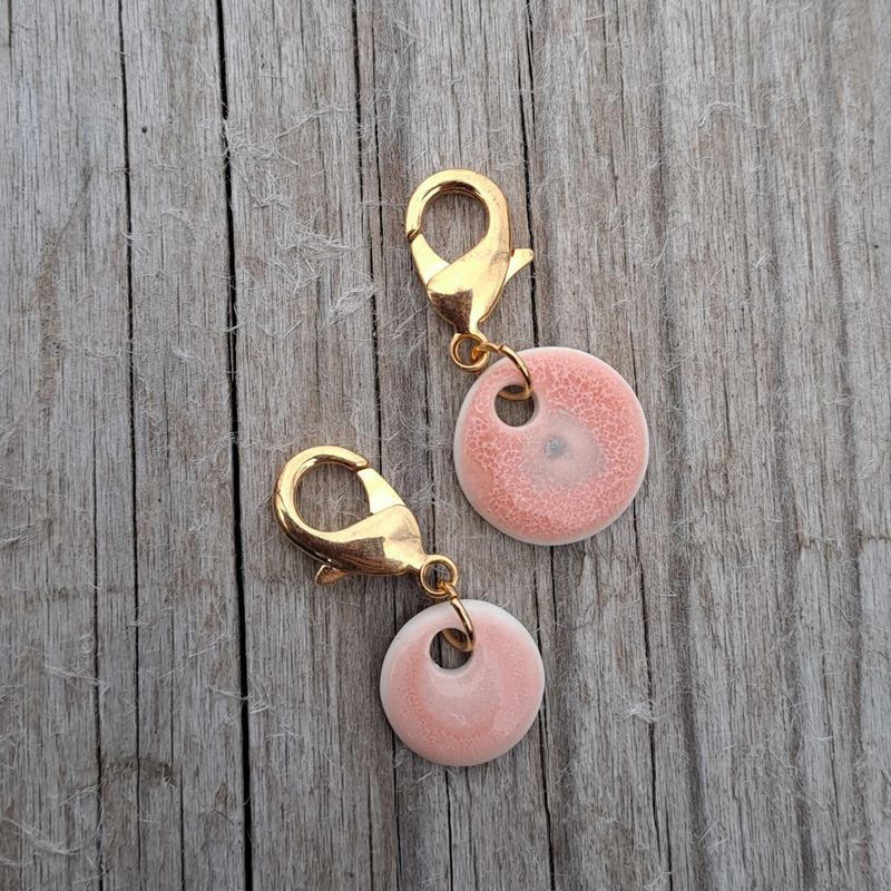 Maskemarkør av porselen rosa og grå med gullfarget krok